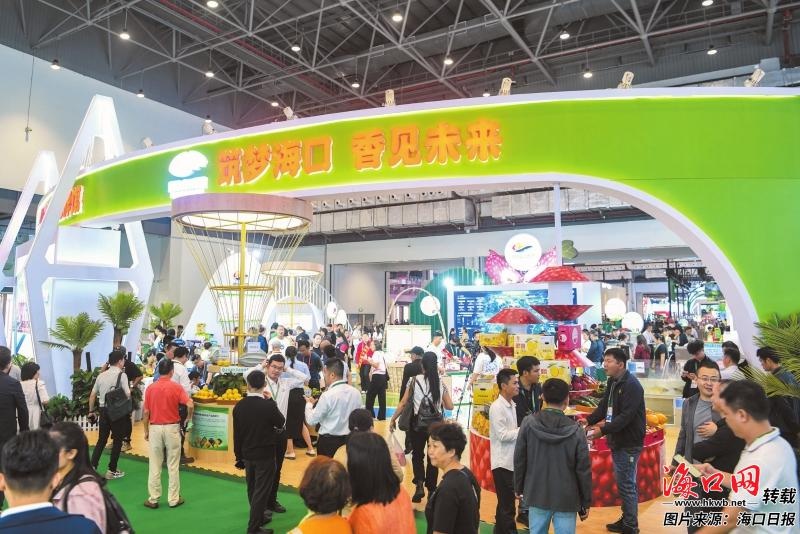 冬交会海口开幕，椰城香见品牌馆热闹非凡，特色农产品琳琅满目，观展嘉宾纷纷拍照留念  第4张