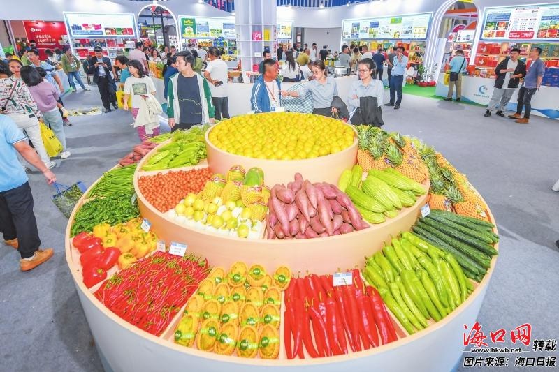 冬交会海口开幕，椰城香见品牌馆热闹非凡，特色农产品琳琅满目，观展嘉宾纷纷拍照留念  第6张