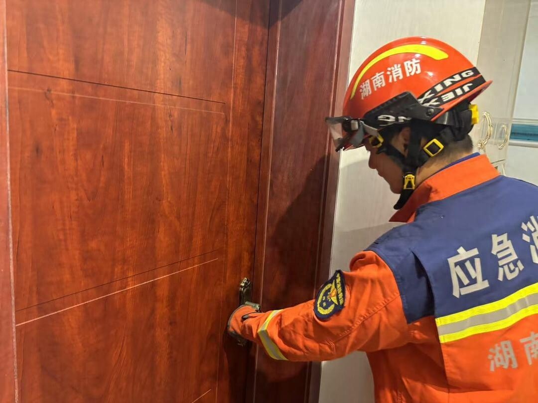 17岁女孩被困房内，12岁弟弟机智报警，消防救援一分钟破门解救  第1张