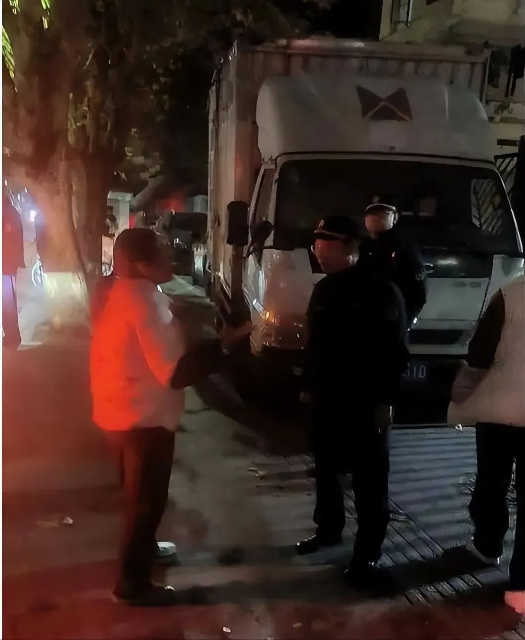 宁波女摊贩因50元罚款被要求借钱，城管道歉引发社会热议  第2张