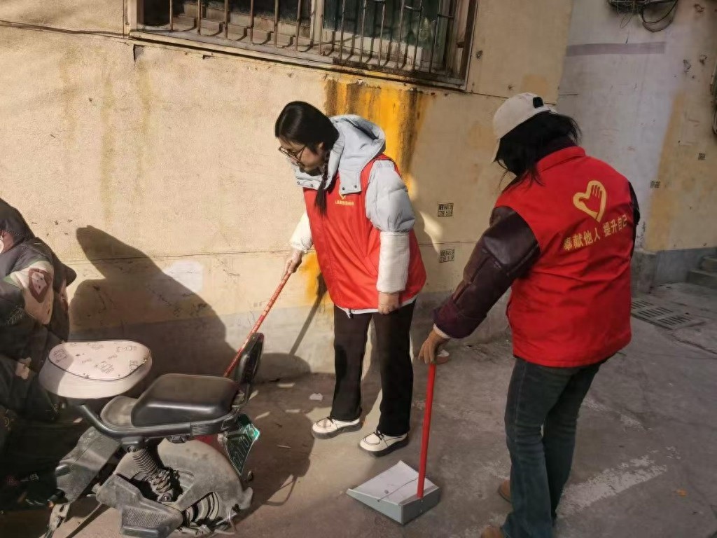 39个国际志愿者日，红色马甲点亮社区，清洁家园行动温暖人心  第1张