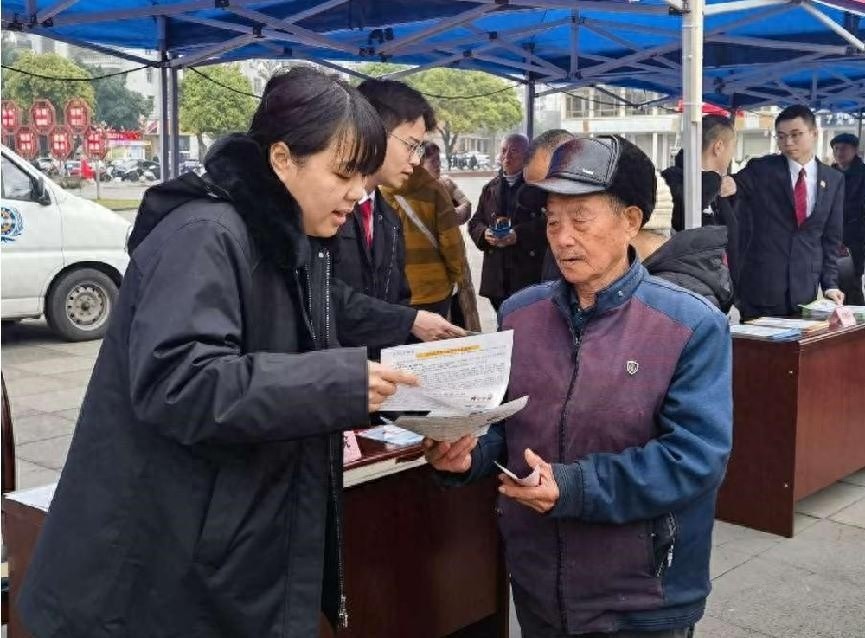 12月4日国家宪法日，南充法院干警面对面宣讲，带你了解宪法与生活的紧密联系