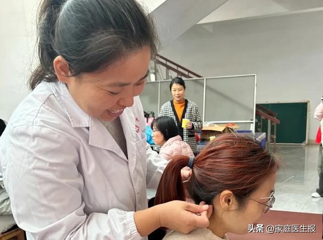 三九补一冬，来年无病痛：高校师生亲身体验中医魅力，健康义诊现场火爆  第4张