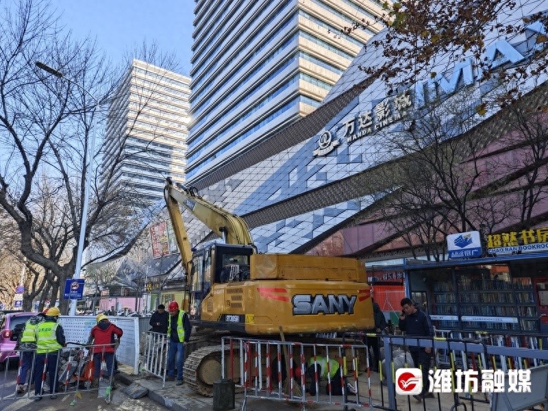 惊！潍坊鸢飞路万达广场西侧供热管网泄漏，6日晚横向开挖，市民快绕行
