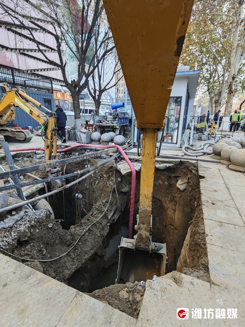 惊！潍坊鸢飞路万达广场西侧供热管网泄漏，6日晚横向开挖，市民快绕行  第3张