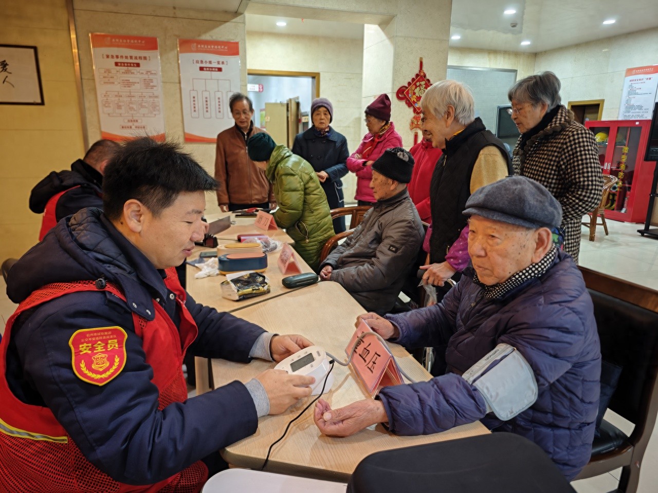12月5日国际志愿者日，杭州公交志愿者为福利院老人带去温暖与关怀