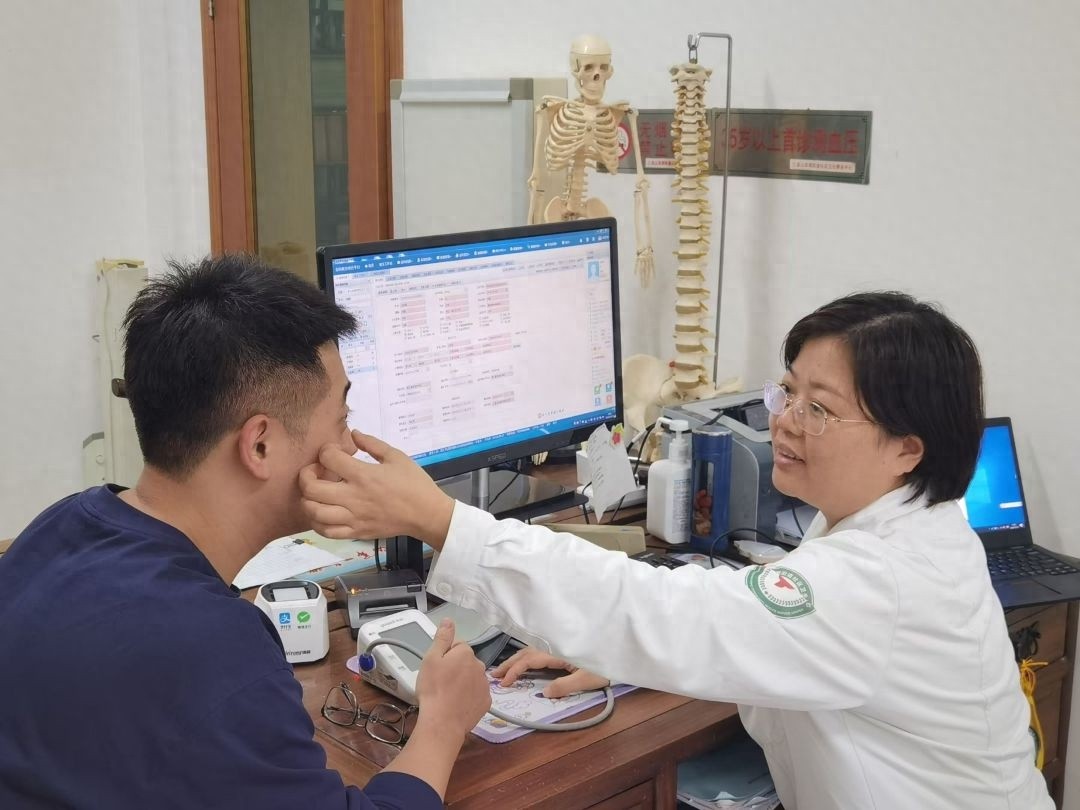 熬夜通关游戏后，眼睛竟成‘雾里看花’？揭秘年轻人干眼症的隐秘杀手
