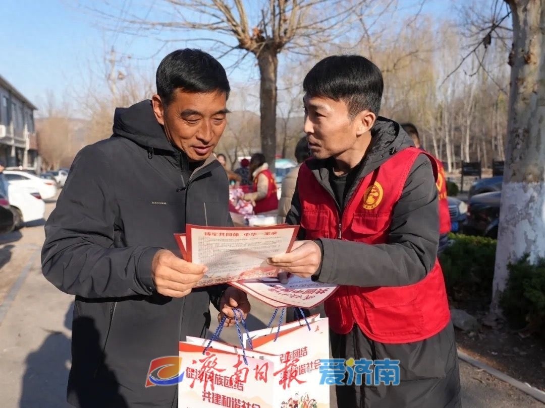 西营街道宪法宣传周：志愿者走进大集，用最接地气的方式普及法律知识  第1张