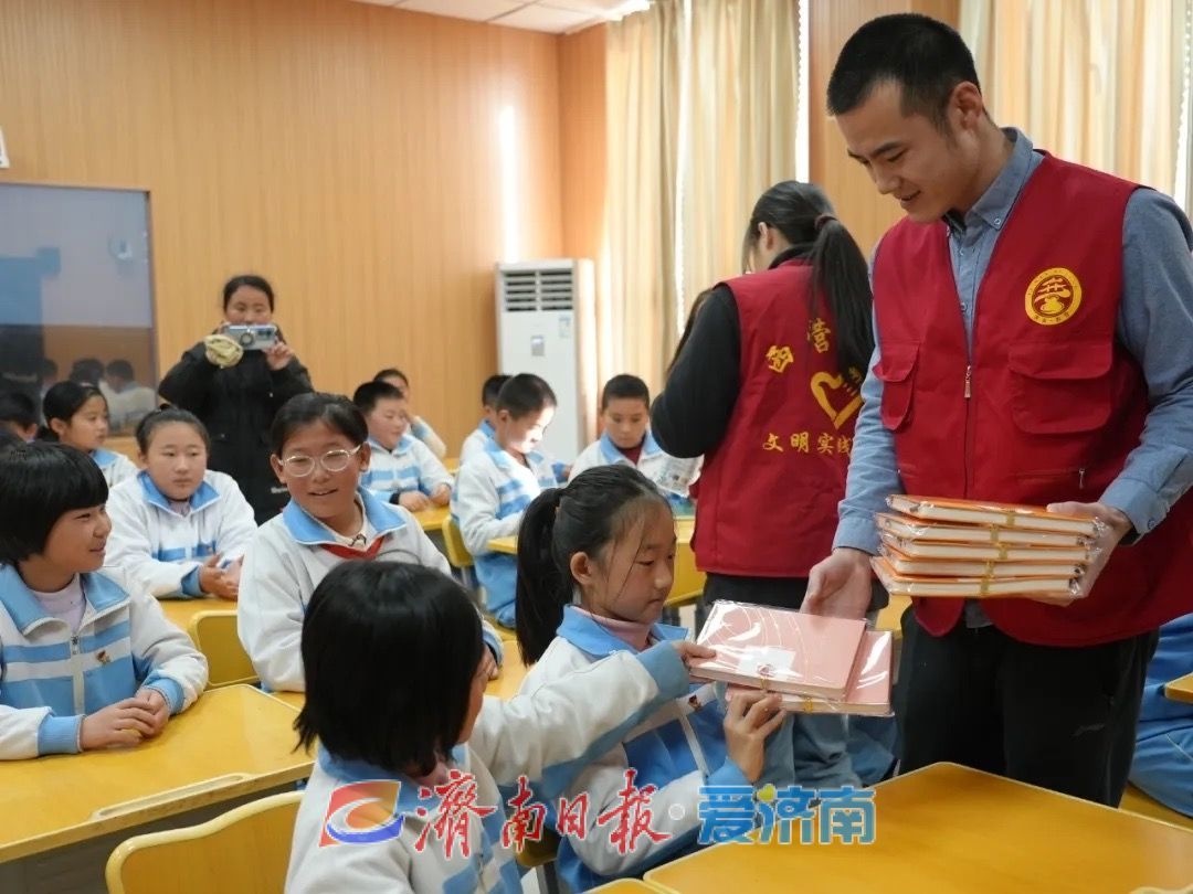 西营街道宪法宣传周：志愿者走进大集，用最接地气的方式普及法律知识  第2张