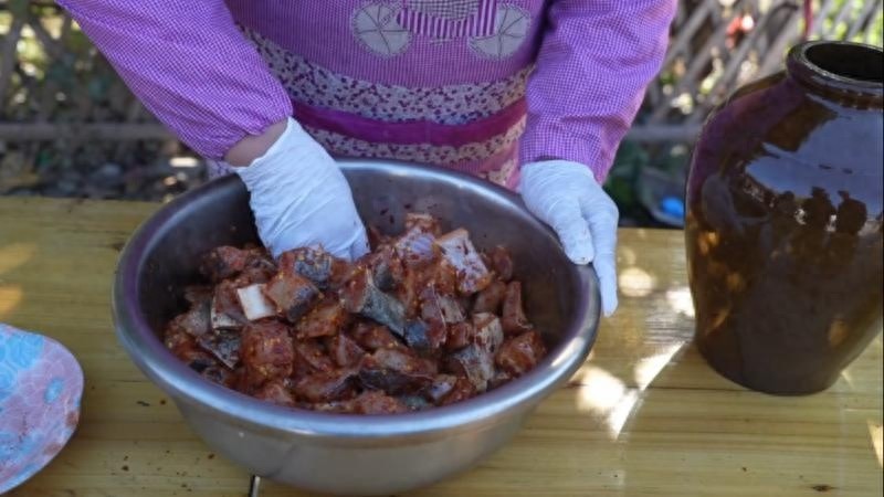 大雪节气，江西乐安特色霉鱼腌制秘方曝光，红色美食惊艳味蕾  第1张