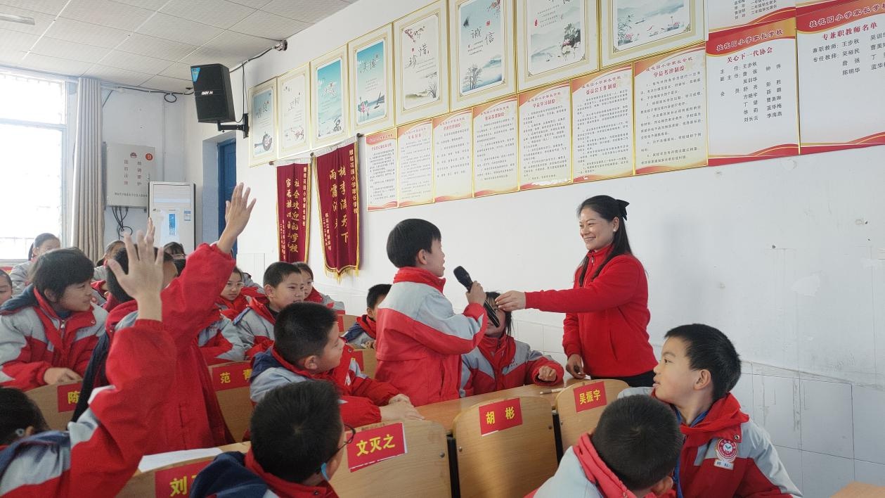 198名师生共聚一堂，红色基因传承点燃爱国热情，新时代好少年从这里启航  第1张
