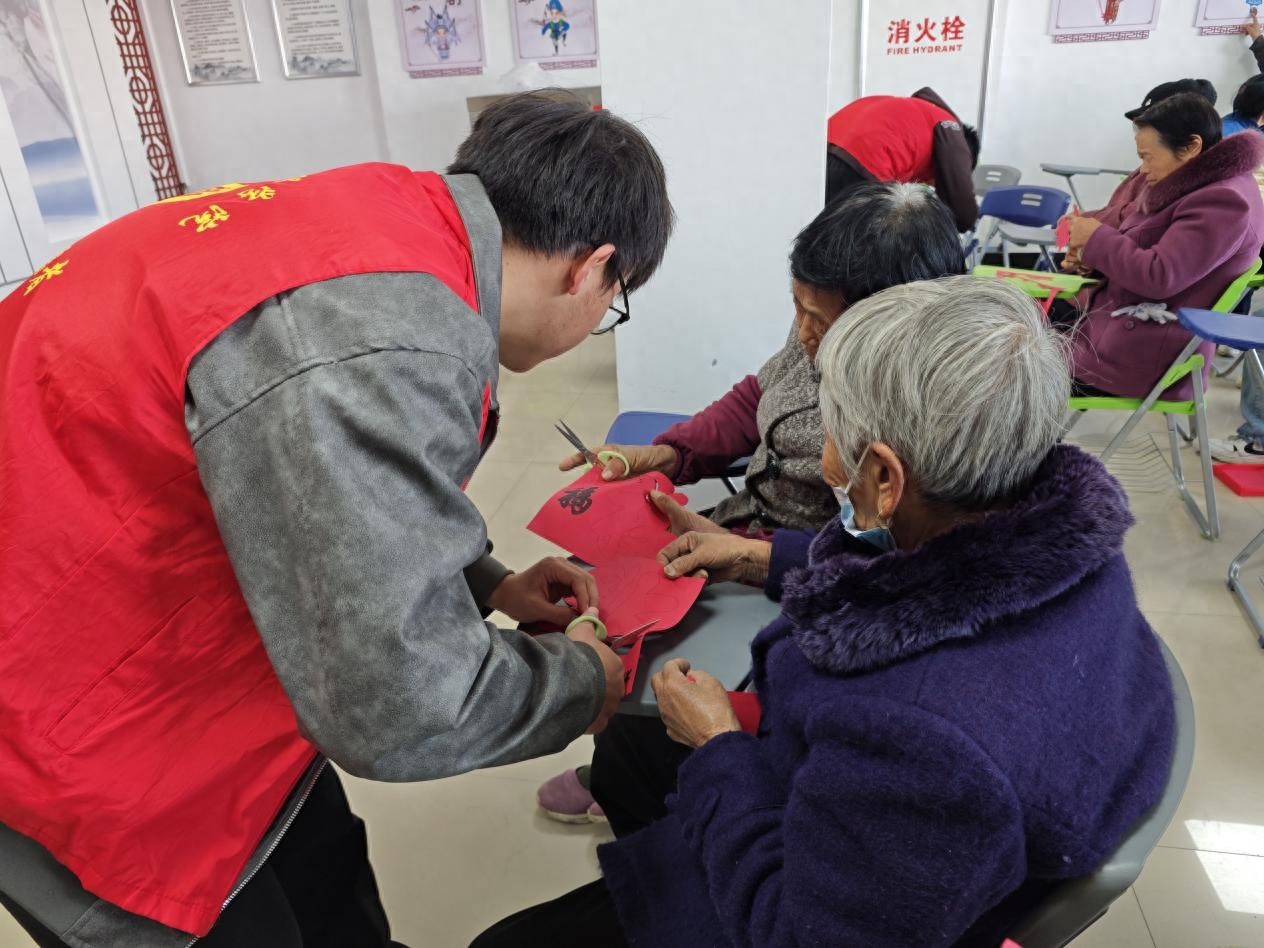 12月4日新站高新区温馨剪纸活动：大学生志愿者与老人共创艺术，传承中华美德  第1张