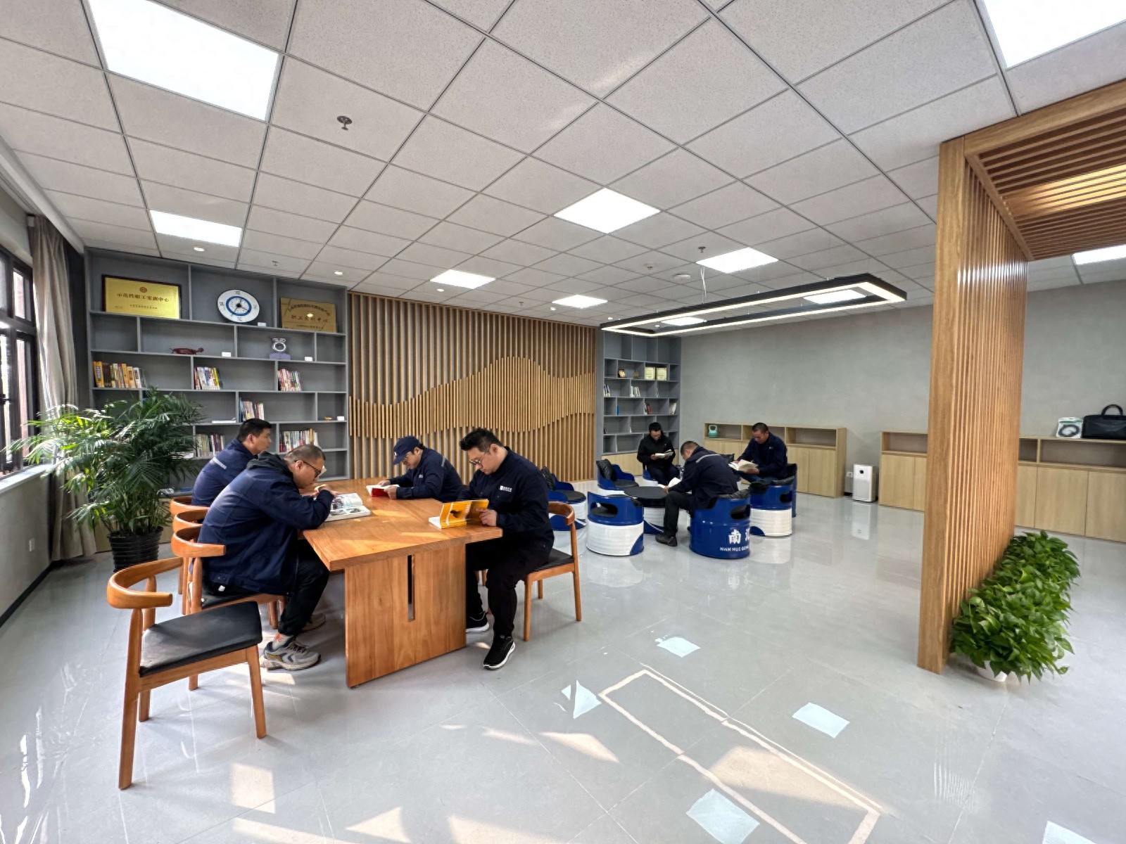 探秘南汇公交桃李舍：废弃油桶变圆凳，废旧材料成工艺品，温馨工业风下的幸福港湾  第1张