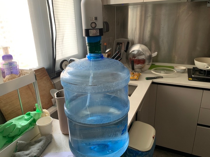 南京小区自来水变蓝，业主恐慌！水质安全谁来保障？  第2张