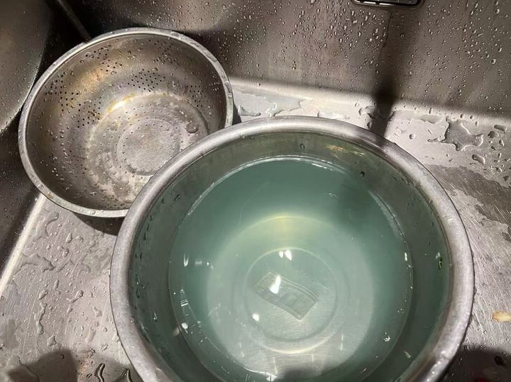 南京小区自来水变蓝，业主恐慌！水质安全谁来保障？  第3张