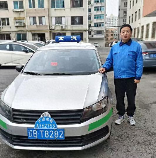大连的哥驱车10公里送还失物，温暖冬日滨城，感动全城人心