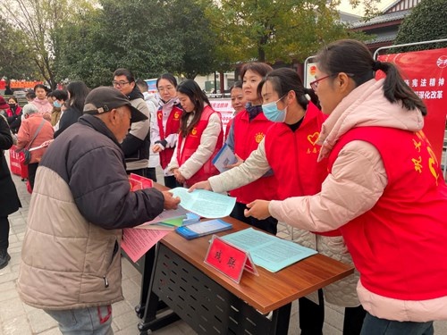 巩义市残联宪法宣传周：志愿者热情普法，共建残疾人关爱服务体系  第2张