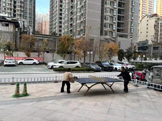家门口的乒乓球台：社区行动满足居民健身需求，切磋球技不再难