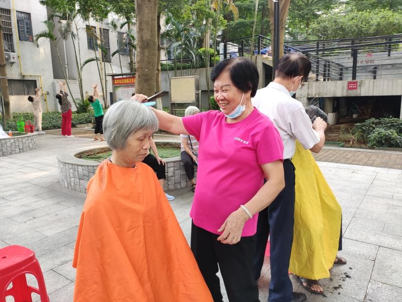 十年风雨无阻，这对老夫妻用免费理发温暖了4000多人的心  第1张