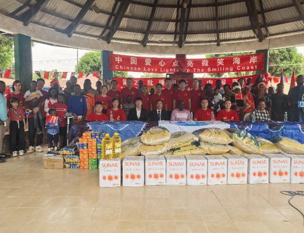 中国爱心点亮微笑海岸：援冈比亚医疗队与侨团走进SOS儿童村，温暖非洲孩子的心  第2张