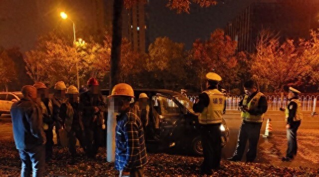 核载7人面包车竟挤下10人，逾期未检，司机面临重罚