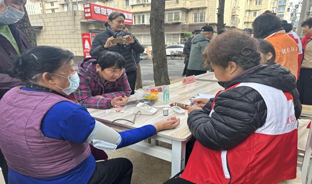 12月5日南京社区急救技能大揭秘：志愿者现场教学，居民争相体验，你还在等什么？  第1张