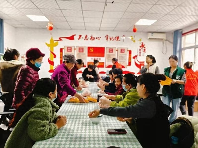 寒冬里的甜蜜温暖：社区居民亲手制作蜂蜜柚子茶，邻里情更浓