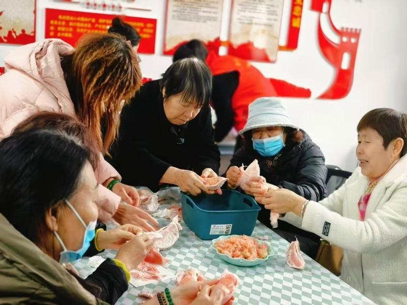 寒冬里的甜蜜温暖：社区居民亲手制作蜂蜜柚子茶，邻里情更浓  第2张