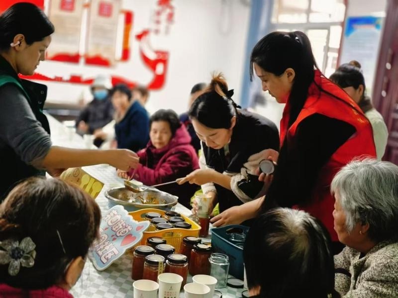 寒冬里的甜蜜温暖：社区居民亲手制作蜂蜜柚子茶，邻里情更浓  第3张