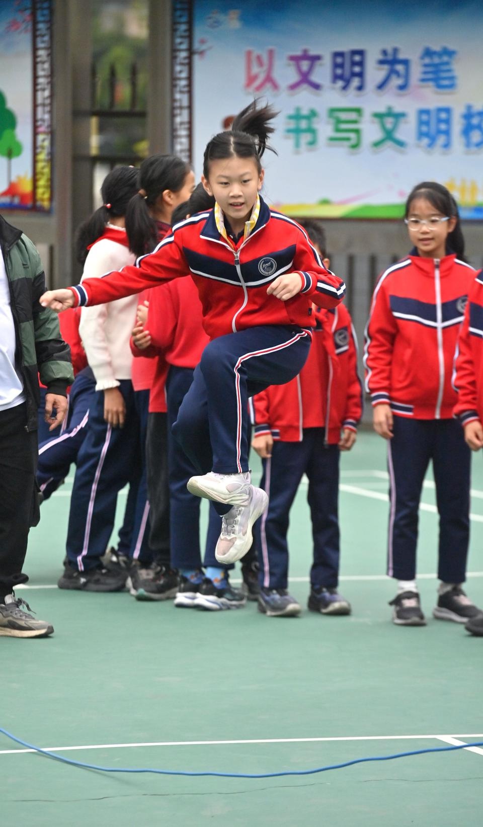 广西梧州小学生运动会惊现民族传统体育盛宴，孩子们玩得不亦乐乎  第4张