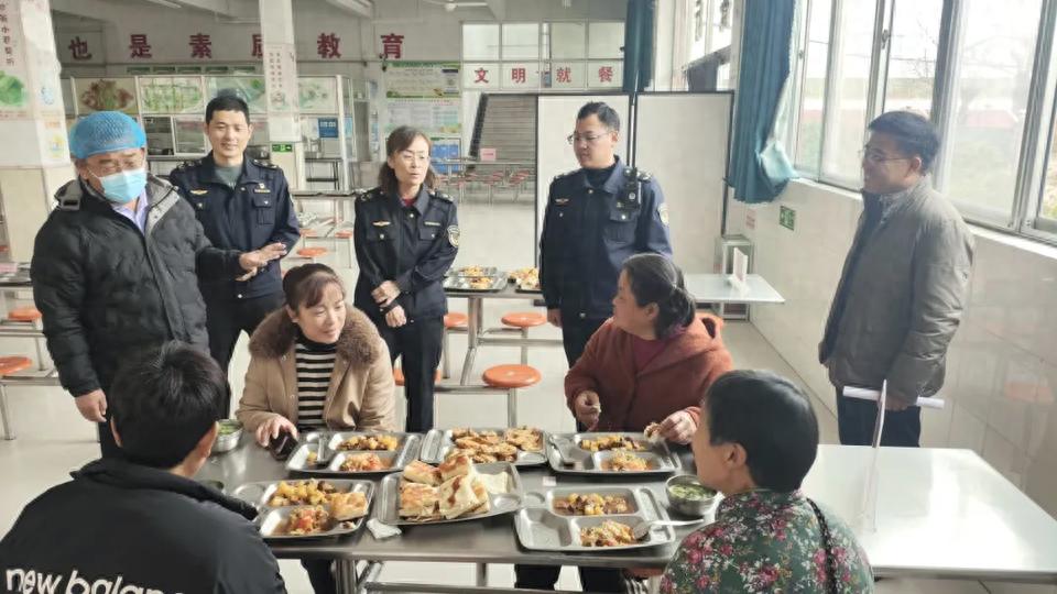 携手家长走进学校食堂，筑牢食品安全防线，保障孩子健康成长  第1张