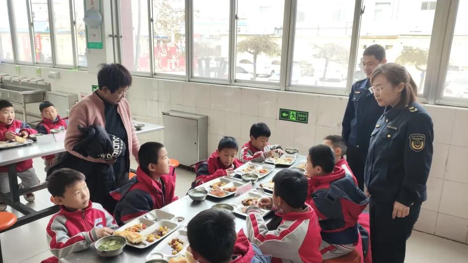携手家长走进学校食堂，筑牢食品安全防线，保障孩子健康成长  第3张