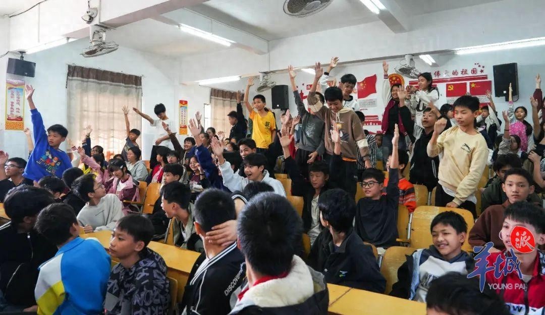 12月4日国家宪法日，检察官走进校园，为青少年播下法治的种子