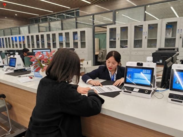 河南省政务服务网大变革：水电气热报装业务线上轻松搞定，市民王先生亲测高效便捷