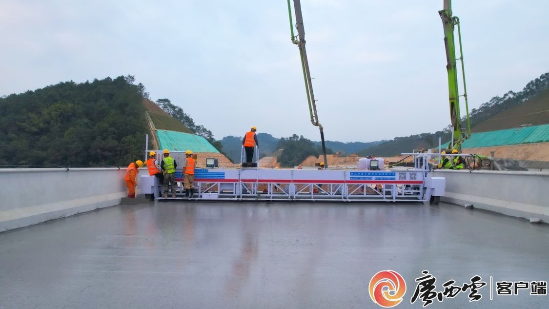 苍容8标浪水互通A匝道桥右幅桥面铺装首件顺利浇筑完成，项目建设取得突破性进展  第2张