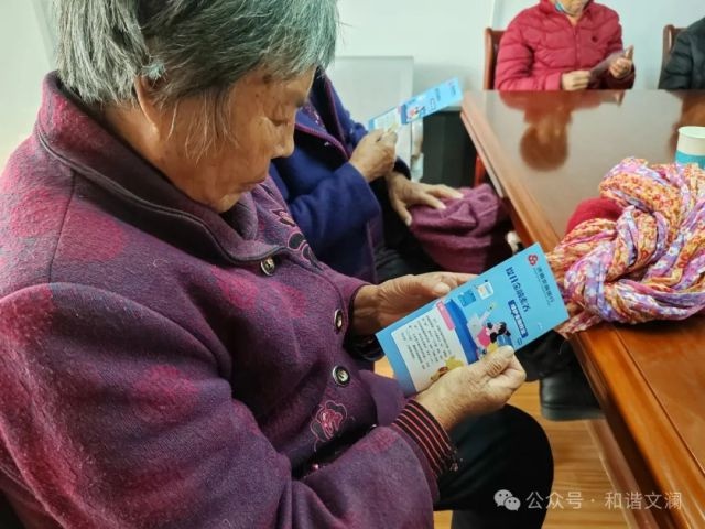 大雪节气社区反诈活动：百财白菜送温暖，金融安全知识大普及  第3张