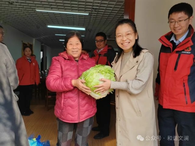 大雪节气社区反诈活动：百财白菜送温暖，金融安全知识大普及  第5张