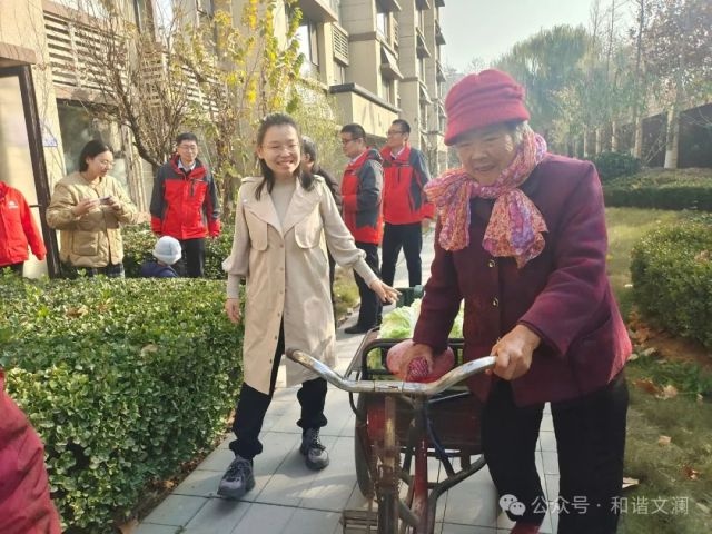 大雪节气社区反诈活动：百财白菜送温暖，金融安全知识大普及  第6张