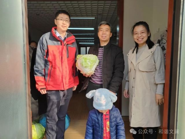 大雪节气社区反诈活动：百财白菜送温暖，金融安全知识大普及  第8张