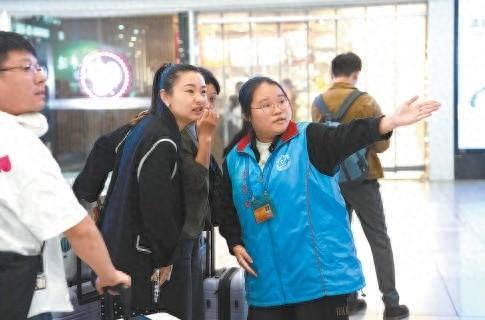 国庆假期接近尾声，中国农业大学学生志愿者在北京南站为乘客暖心护航  第1张
