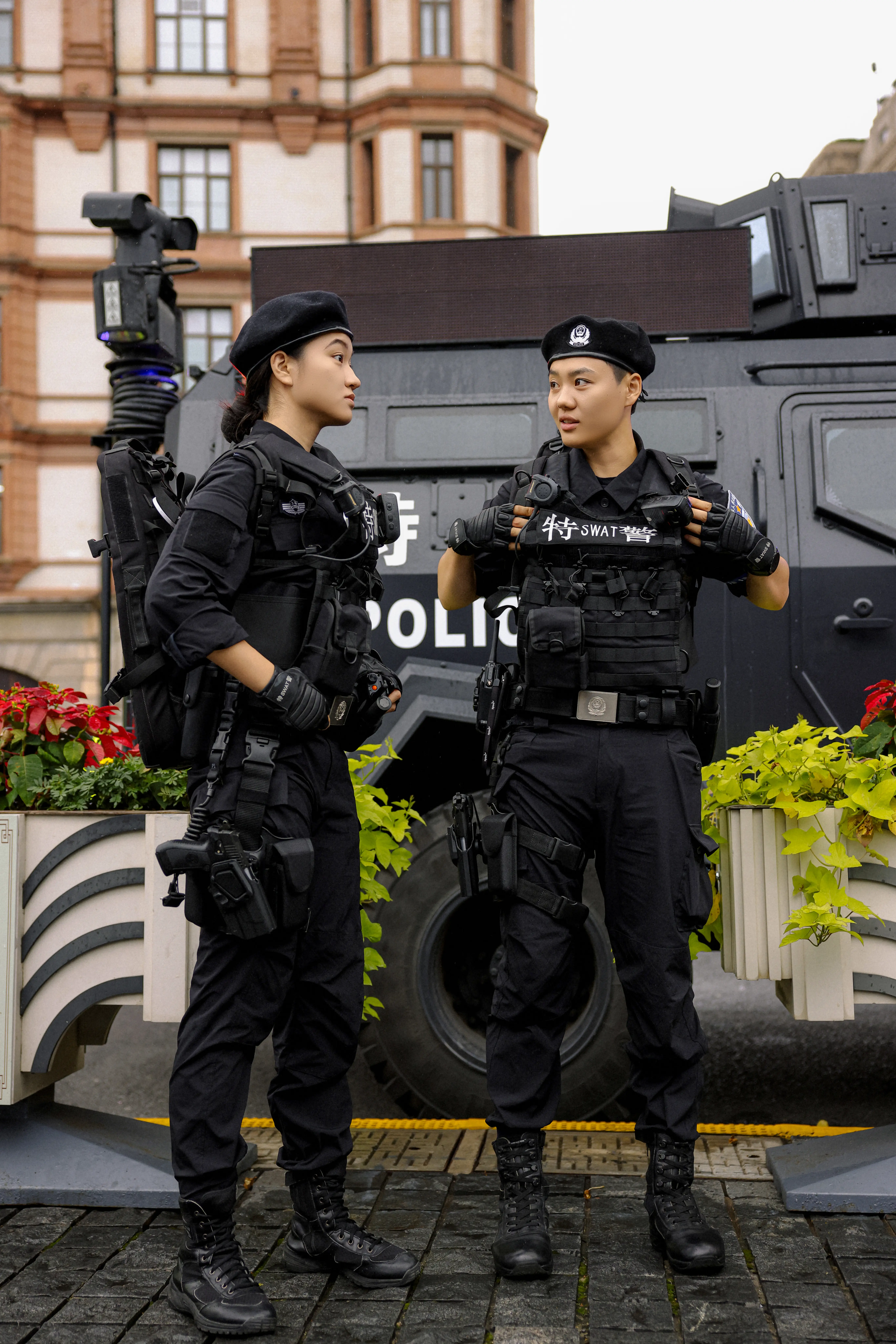 95 后女特警外滩执勤，英姿飒爽引市民游客纷纷打卡合影  第2张