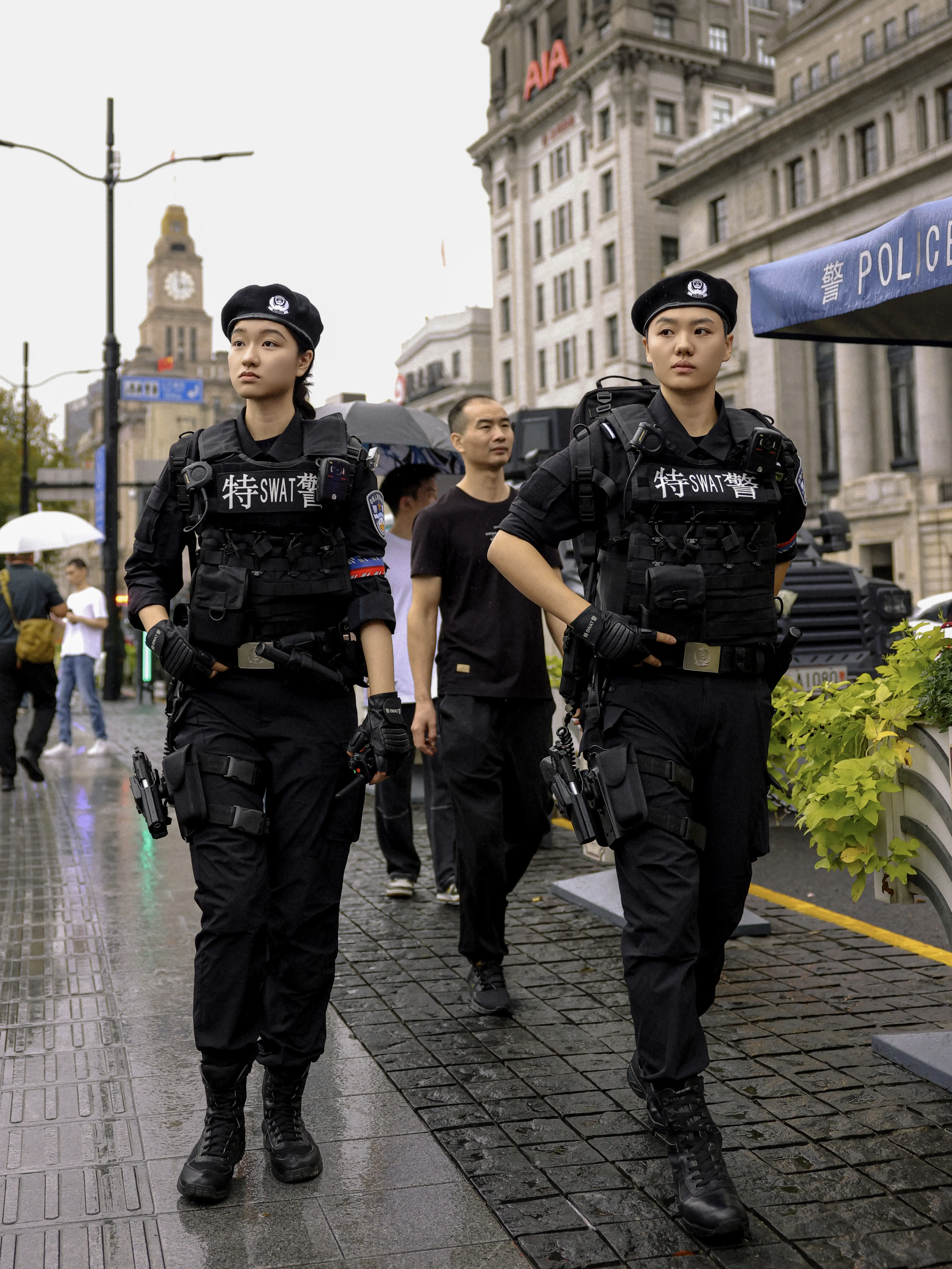 95 后女特警外滩执勤，英姿飒爽引市民游客纷纷打卡合影  第3张