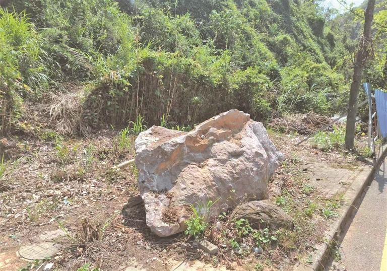 北京东路情人谷大桥人行道乱象频生，职能部门何时能还市民一个干净整洁的环境？  第3张