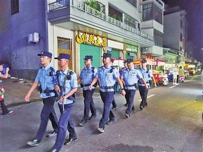 国庆期间，民警日夜巡逻，守护百姓平安  第1张