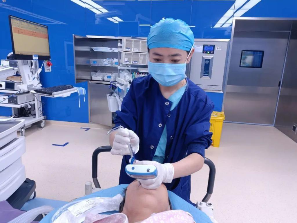 国庆长假，兰大一院急诊室的医护人员竟这样做  第3张