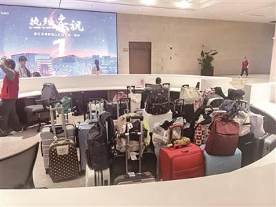 国庆假期杭州这个地方太火了！下雨天都有这么多人排队