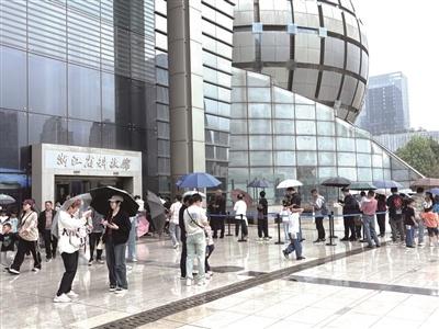 国庆假期杭州这个地方太火了！下雨天都有这么多人排队  第2张
