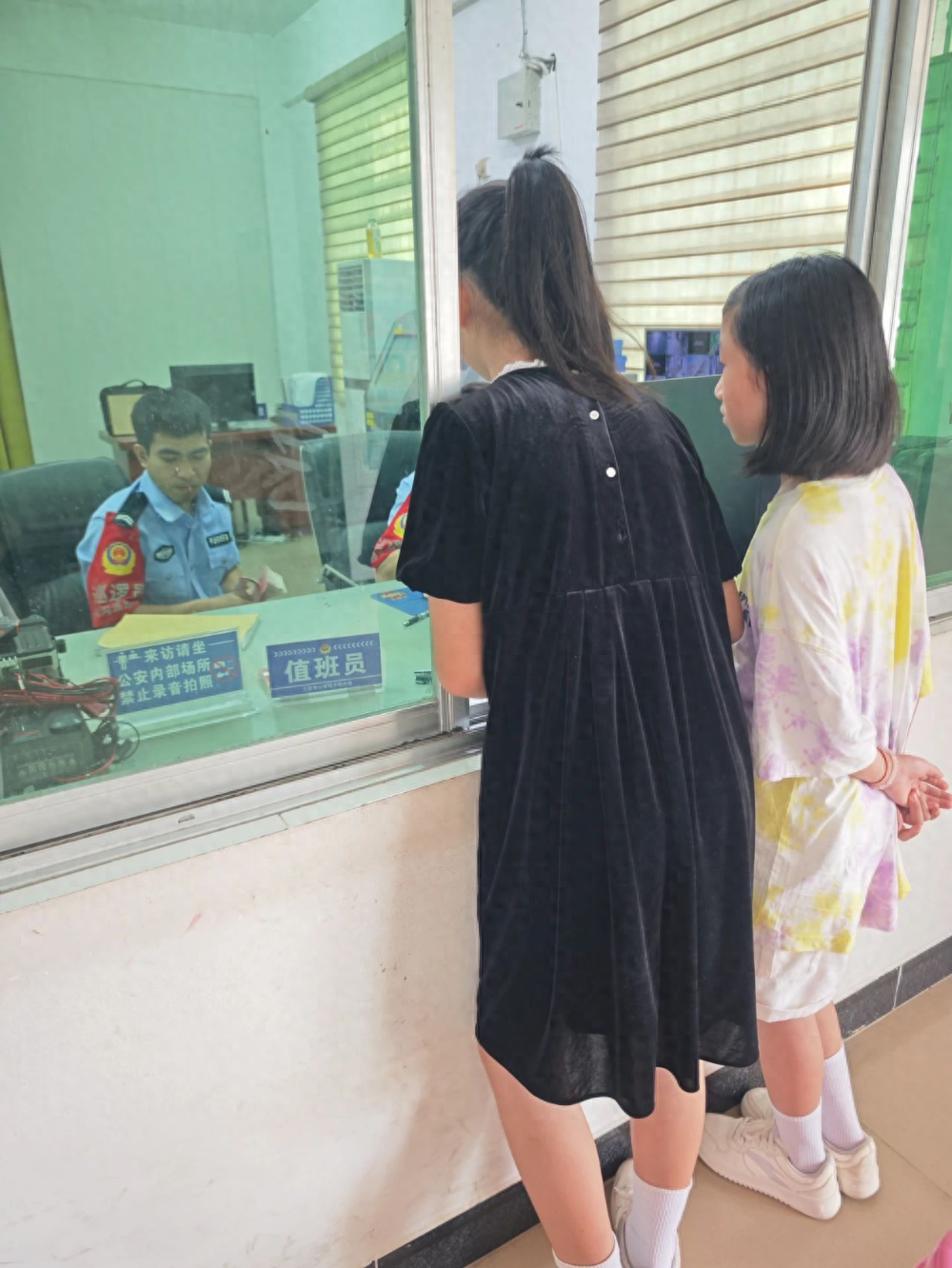12 岁女孩捡到 8000 元，她的选择让人点赞  第1张