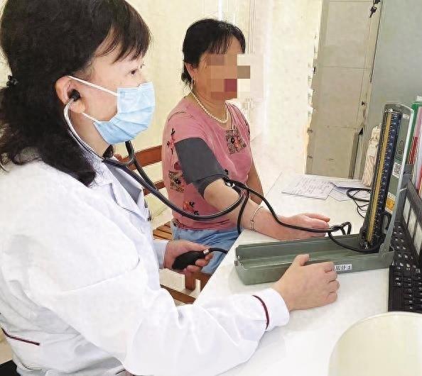 全国高血压日：半数人不知血压，年轻人成高血压高发群体，你还敢熬夜吗？