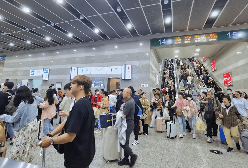 国庆返程高峰！长三角铁路预计发送旅客 357 万人次，你被堵在路上了吗？  第1张